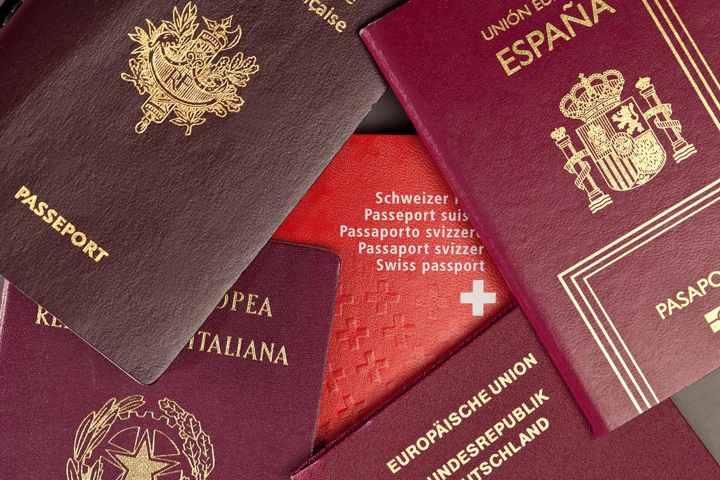 Discover our mobile passport control service, a practical and secure solution for checking your travel documents easily, wherever you are.